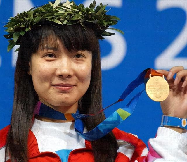 2004年雅典奥运会,22岁的杜丽顶住巨大压力,在只剩最后三枪仍然落后的