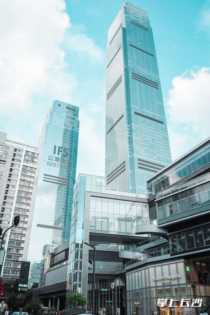 穿梭于历史悠久的建筑与现代化的高楼大厦之间,感受长沙的多元风貌.