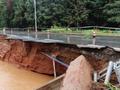 台风“格美”来袭 江西定南县一处省道路基发生坍塌