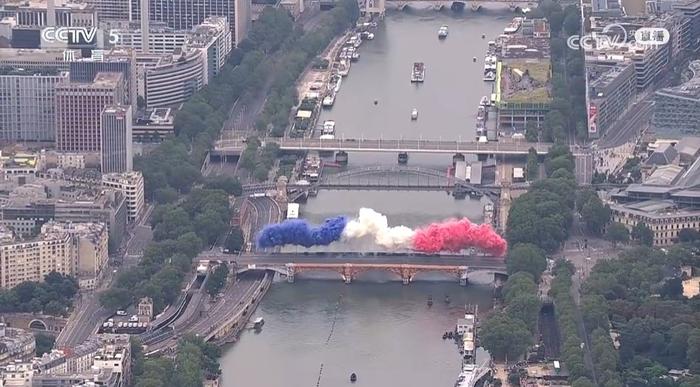 运动员入场起点——奥斯特里茨桥燃气法国国旗三色烟雾