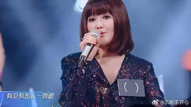 金海心献唱一首老歌,一开嗓就触动人心,回味无穷