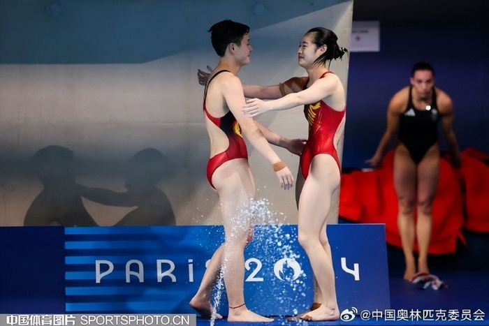 可爱！陈艺文昌雅妮夺冠全红婵变迷妹，挥舞国旗庆祝+拿相机追拍师姐-陈艺文照片