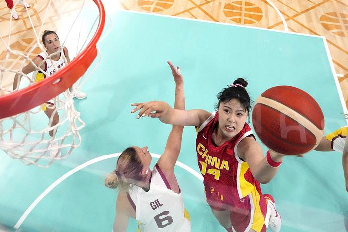 北京时间7月28日，巴黎奥运会女篮小组赛首战，中国女篮惜败西班牙女篮，李月汝表现抢眼。
