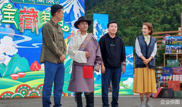 ▲电商代表扎西顿珠（左二）和崔明春（