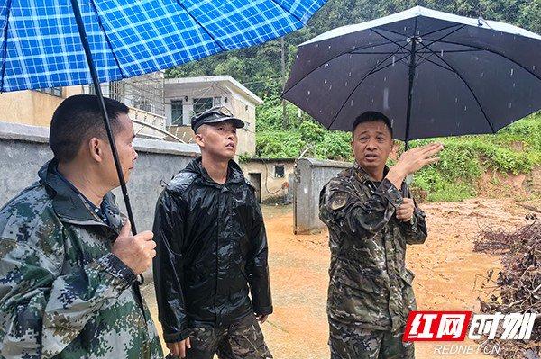 武警官兵动用大型专业装备加紧抢通资兴市八面山方向