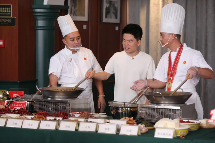 董宇辉参加“与辉同行”活动。（图/视觉中国）