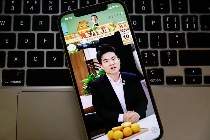 董宇辉在东方甄选直播间。（图/视觉中国）