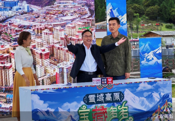 ▲西藏自治区昌都市商务局局长石鲲鹏唱着藏歌走入直播间。林生