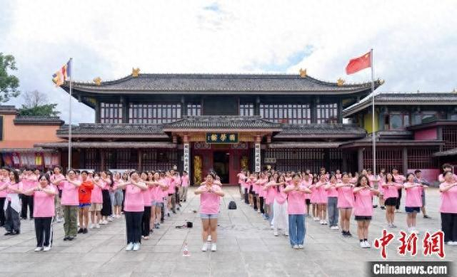 华裔青少年在四川峨眉学习传统武术。陈俊汐摄