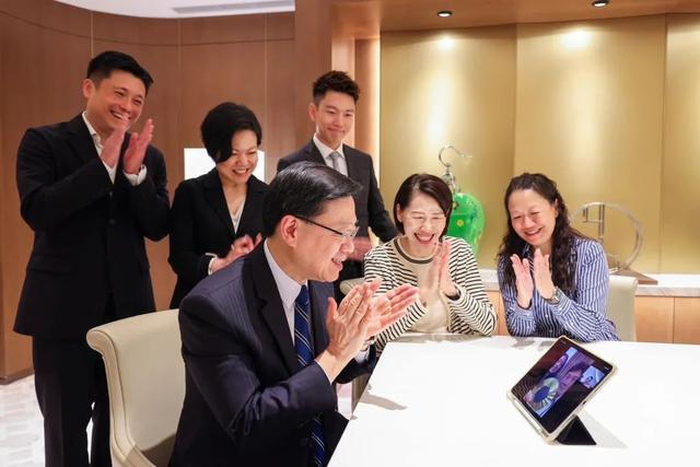 图为香港特区行政长官李家超致电祝贺江旻憓夺冠。李家超社交媒体账号供图 