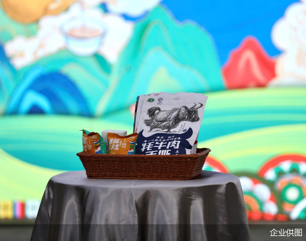 ▲手撕牦牛肉等直播间西藏好物。林生