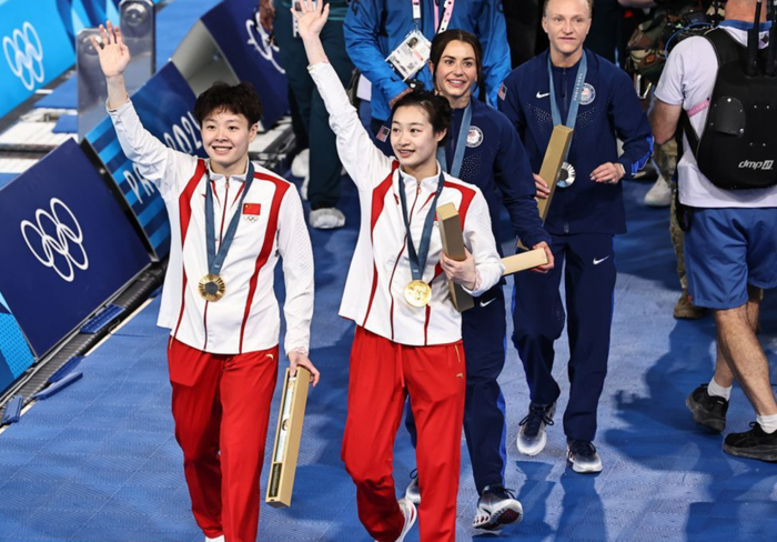 可爱！陈艺文昌雅妮夺冠全红婵变迷妹，挥舞国旗庆祝+拿相机追拍师姐-陈艺文照片