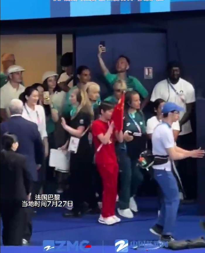 可爱！陈艺文昌雅妮夺冠全红婵变迷妹，挥舞国旗庆祝+拿相机追拍师姐-陈艺文照片