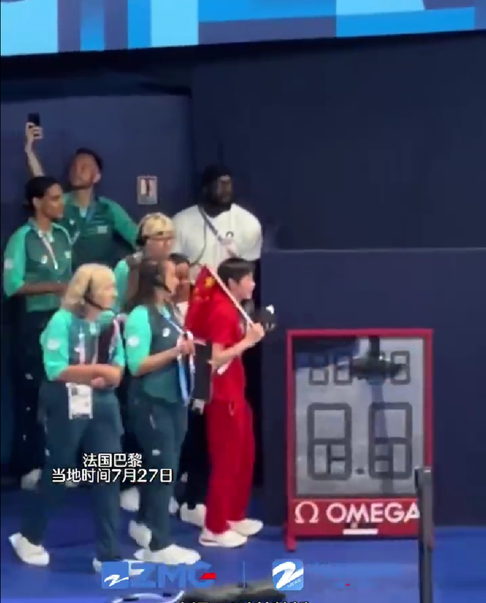 可爱！陈艺文昌雅妮夺冠全红婵变迷妹，挥舞国旗庆祝+拿相机追拍师姐-陈艺文照片