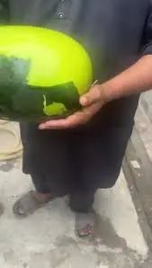掉瓜皮的西瓜 图源：tiktok