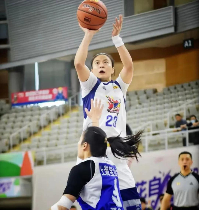 王丽丽率领阵容厚度一般的新疆女篮在8进4的比赛中对阵上海女篮