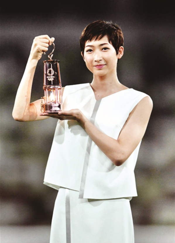 东京奥运会倒计时一周年活动举行，池江璃花子携奥运圣火出席。&nbsp;