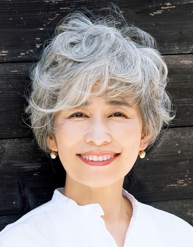 不建议中国大妈留这4种发型,以为洋气,实际油腻土气,显老10岁