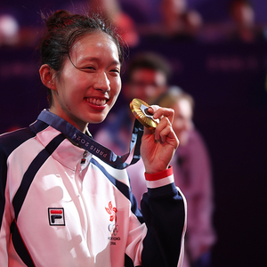 江旻憓巴黎奥运夺冠，李家超祝贺全港自豪 奥运 金牌 女子 重剑 中国香港 击剑 奥运会 李家超 盛佳 剑法 sina.cn 第2张