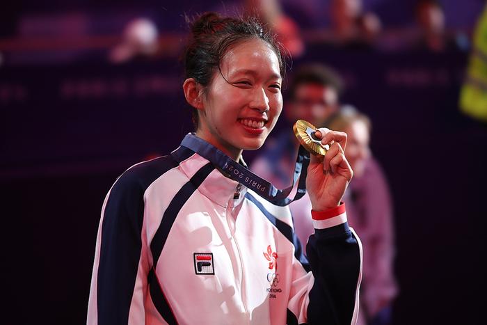 当地时间2024年7月27日，法国巴黎，中国香港选手江旻憓获得巴黎奥运会击剑女子个人重剑金牌。中新社记者 盛佳鹏 摄 