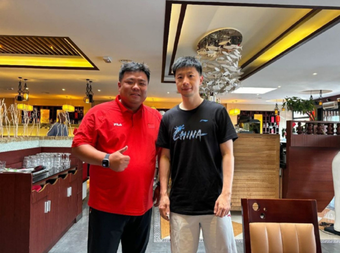 权容学（左）在巴黎与马龙合影