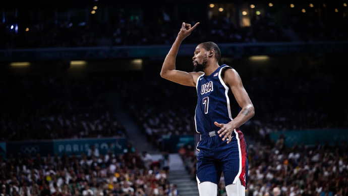 我环顾四周,看到看台上有这么多不同的nba球衣.