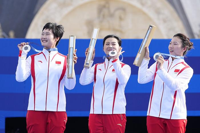 当地时间28日下午，在巴黎奥运会射箭女子团体金牌赛中，中国队憾负韩国获得银牌。