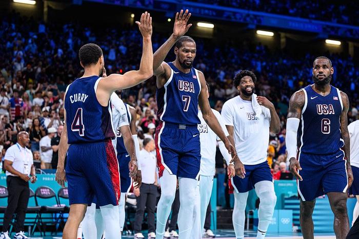 当地时间28日下午，在巴黎奥运会男篮小组赛中，美国男篮完成首秀并最终以110比84击败塞尔维亚。