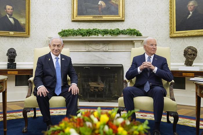当地时间2024年7月25日，美国华盛顿特区，美国总统拜登与以色列总理内塔尼亚胡在白宫椭圆形办公室会晤。 视觉中国 图