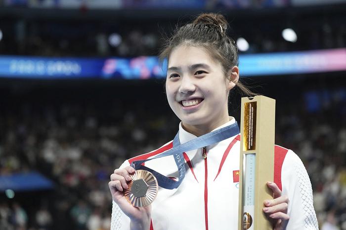 当地时间28日晚间，在巴黎奥运会女子100米蝶泳决赛中，中国选手张雨霏游出56秒21夺得铜牌。