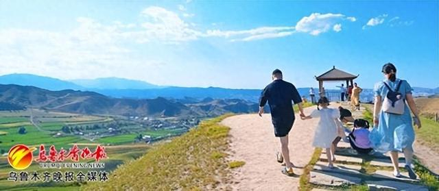 　　7月28日，在乌鲁木齐县高潮村青龙潭景区观景平台，游客登高望远欣赏天山风光。记者陈岩摄