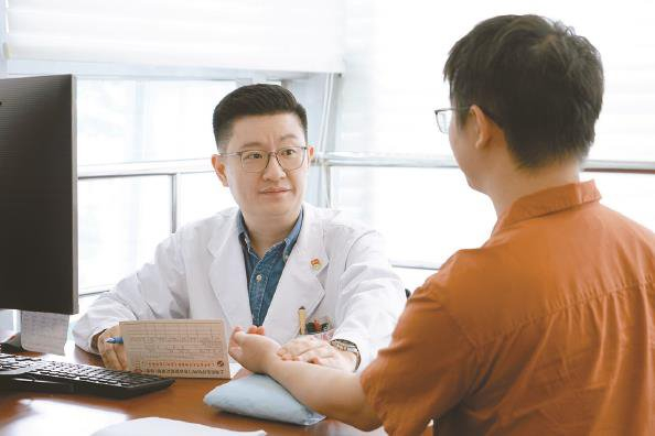             商斌仪在接诊病人  受访者供图          