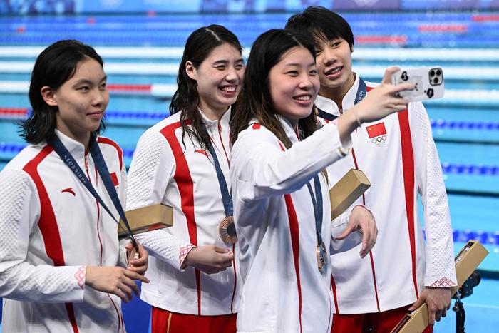 张雨霏和队友为中国队获得女子4X100米自由泳接力的铜牌。