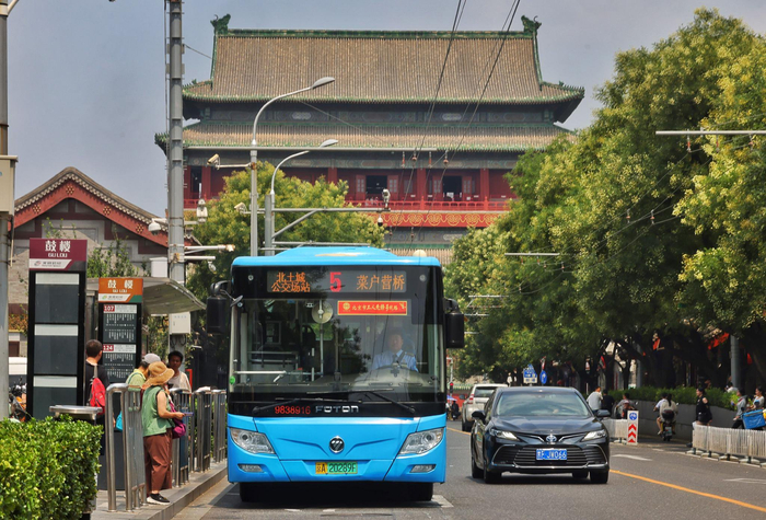 7月29日中午，一辆5路公交车即将从鼓楼站驶出。新京报记者 王贵彬 摄