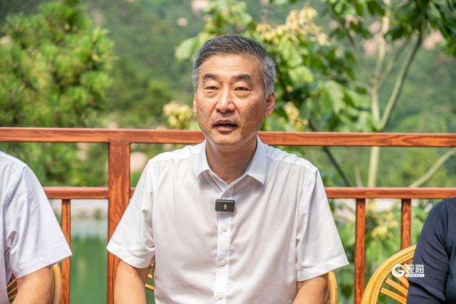 西海岸新区海洋事业发展中心副主任李国栋在现场介绍山东省首个海洋