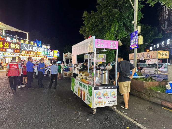 组织商家和摊贩开会宣讲政策,发放了《关于进一步规范张公桥美食街