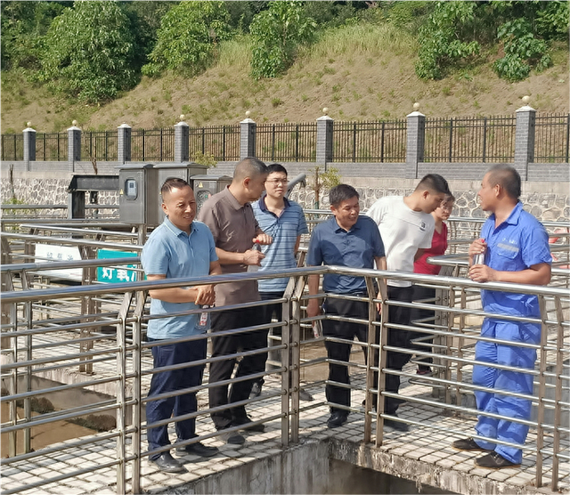 县人大常委会主任彭茂华,副主任刘铭,吴金华,周纪国,邓胜利,邓跃明