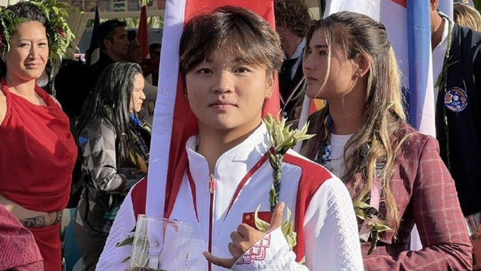 15岁的杨思琪完成中国冲浪奥运首秀