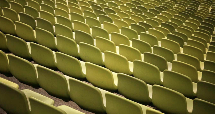 这些赛场的座椅其实是废弃的垃圾箱？图片来源：Markus Spiske