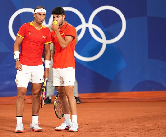 纳达尔搭档阿尔卡拉斯（右）代表西班牙出战巴黎奥运会男子网球双打项目