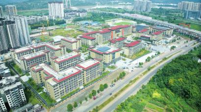 　　南充高级中学文峰校区。 何萌 摄