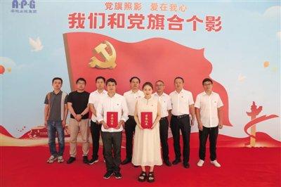 与党旗同框照片图片