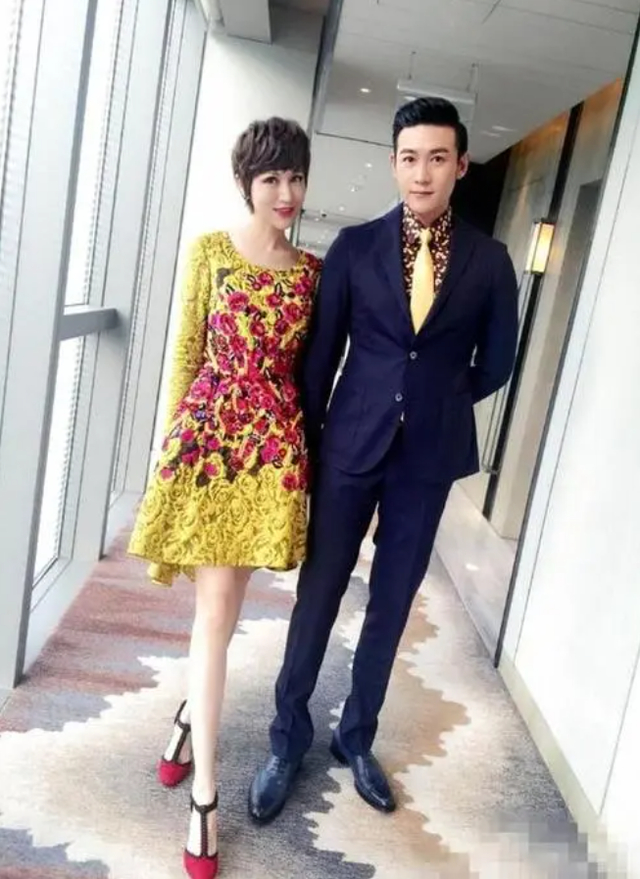陆毅与老婆鲍蕾海边度假,女的穿搭时髦显年轻,反衬男方略显油腻