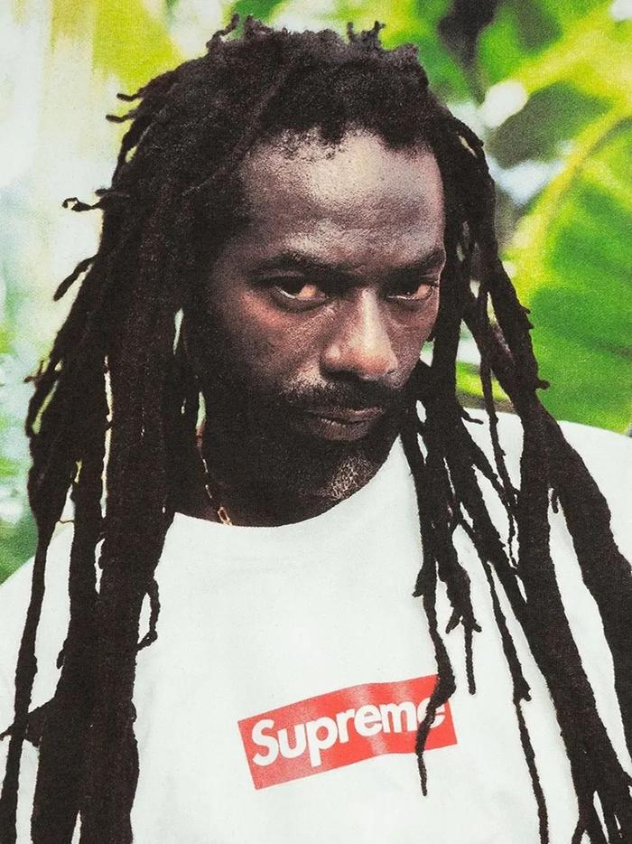 supreme2019年推出的人像tee也是牙买加雷鬼音乐人buju banton~sizzla