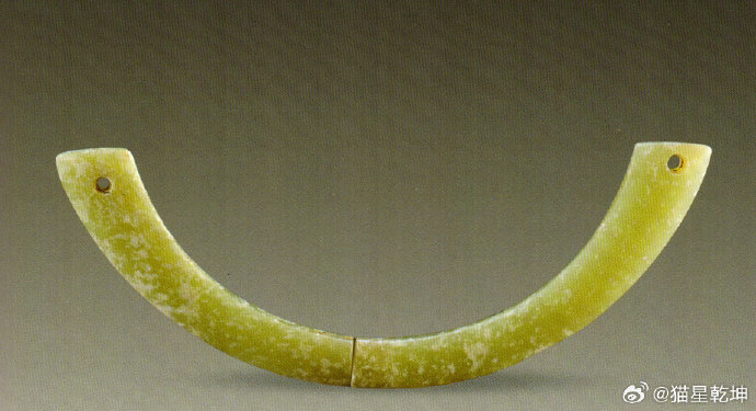 凌家滩偶合式玉璜 黄绿色玉料,表面有白色沁