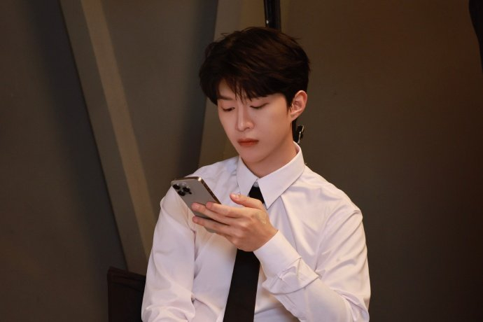 范丞丞带着他的帅照突然出现 衬衣少年vs黑背心,反差十足