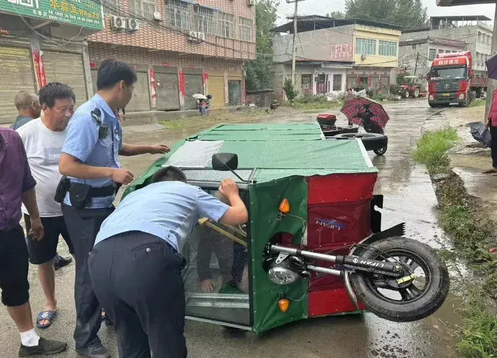 三轮侧翻致危险 民警火速急救援