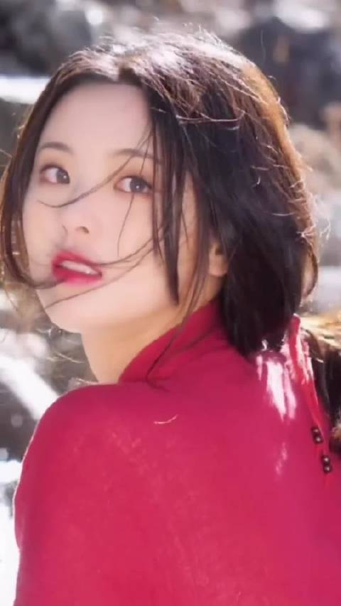 杨超越展现神明少女风采,颜值超越众人