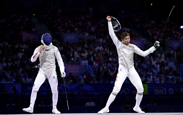 　巴黎奥运会击剑项目男子个人花剑决赛，张家朗（右）庆祝夺冠。 图/新华社