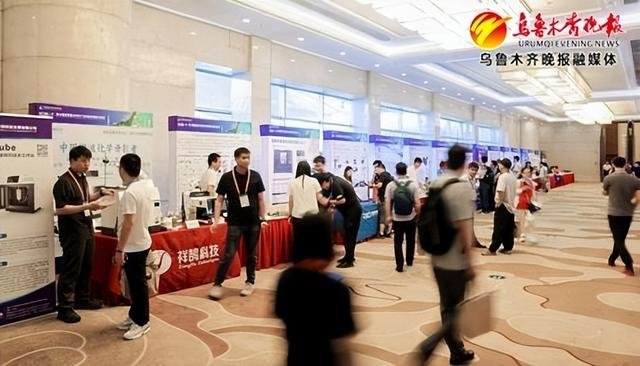 　　会议期间，企业展示和交流复合材料技术和产品。（组委会供图）